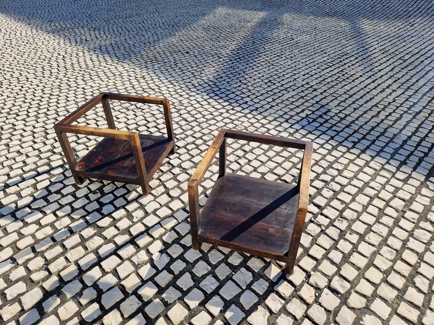 Paire de fauteuils cubiques